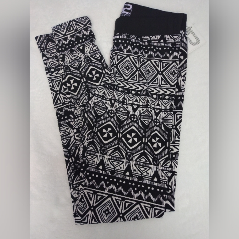 S2 Sports wear black and white exercise leggings. Size S. Nwt